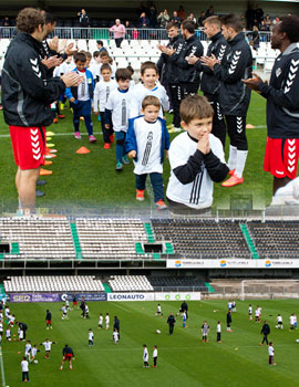 Los hijos de los abonados del CD Castellón disfrutan bajo las órdenes de Kiko Ramírez y parte de la plantilla