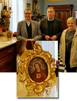Vicent Sales hace entrega de la tablilla del Corazón de Jesús restaurada en la Basílica de Nuestra Señora del Lledó