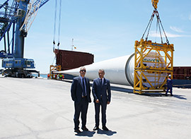 El puerto de Castellón embarca palas aerogeneradoras