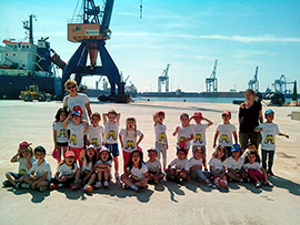 Alumnos del Germans Ochando de Almassora visitan el puerto de Castellón