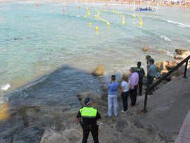 Los buzos de la Guardia Civil inspeccionan un objeto de hierro sumergido frente a la playa de La Concha