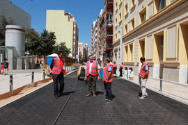 El adoquinado de la calle San Luis se sustituye para reducir el ruido y mejorar su eficiencia
