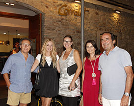 Ainhoa Arteta con algunos de sus muchos admiradores en las calles de Benicàssim