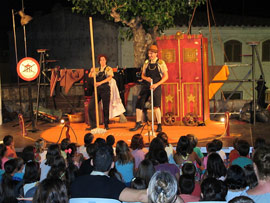 Malabó Teatre con ´El Cirquito´ en la plaza de la Iglesia de Oropesa
