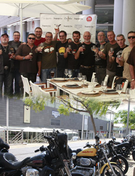 Un grupo de moteros Harley en Vinnum de Muelle 31