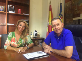 La Colla Bacalao presenta a Vicent Sales su programación para celebrar el 25 aniversario de la Asociación la próxma Magdalena