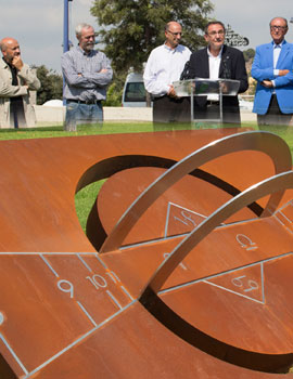 El rector de la Universitat Jaume I, Vicent Climent presenta el nuevo reloj de sol ecuatorial-polar