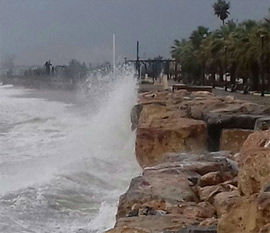 Importantes daños en el paseo marítimo de Almenara con el temporal