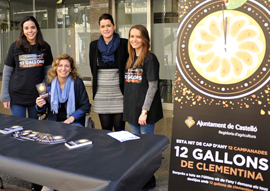 Reparto de bolsitas con gajos de clementina para celebrar la Nochevieja. También mañana 31 de diciembre