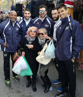 Los jugadores del Club de Voleibol Mediterráneo de Castellón entregan entradas gratuitas para el partido de hoy