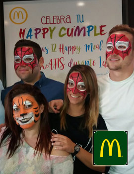 El personal de McDonald's se forma para los cumpleaños de sus pequeños clientes