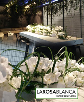La floristería La Rosa Blanca decora con flores un stand en CEVISAMA