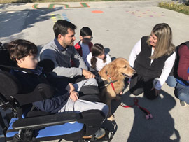Educación amplia la terapia con perros para los alumnos del colegio Castell Vell a todo el año