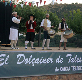 El dolçainer de Tales de Xarxa Teatre en Sant Jordi