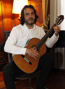 El concertista Toni Cotolí en el Real Antiguo Casino de Castellón