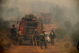 150 efectivos terrestres, 25 vehículos y 6 medios aéreos actúan para extinguir un incendio que ha calcinado 1.289 hectáreas en Gàtova, Segorbe, Altura y Soneja