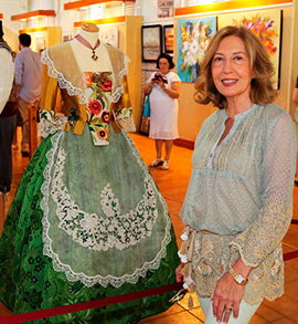 Solidaridad y tradición en la exposición de pintura e indumentaria tradicional