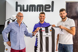 El CD Castellón presenta su nuevo fichaje Iván Sales en la tienda Hummel