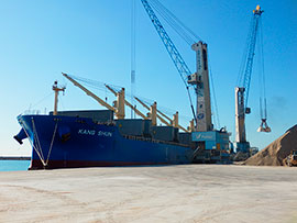 PortCastelló recibe al barco más grande cargado de arcilla en su historia