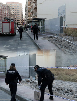 Vientos de 70km/h derriban un muro de la calle Gobernador hiriendo a una joven