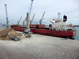 El puerto de Castellón descarga el mayor cargamento de arcilla hasta la fecha en las instalaciones portuarias