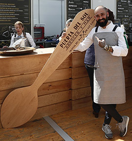 El restaurante Puerta del Sol de Oropesa en el Mercado Gastronómico de Magdalena