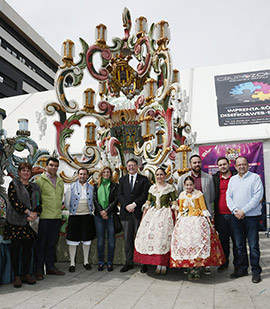 El presidente de la Generalitat visita la Gaiata 18 Crèmor, ganadora de la fiestas