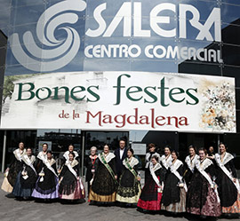 Visita de las reinas de las fiestas al Centro Comercial Salera