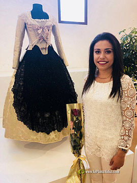 Maria Portalés, la reina de las fiestas de Almazora, expone uno de sus trajes