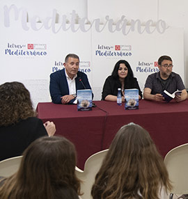 Presentación de la galardonada de Letras del Mediterráneo con Lola P. Nieva y 'La Perla de Agua'