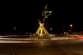 Vista nocturna de la escultura de Ripollés Homenaje a  LA PAZ