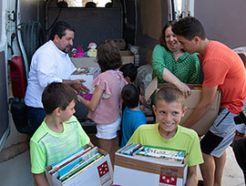 Una furgoneta llena de libros para los niños de Castell de Cabres gracias a la recogida impulsada por Moliner