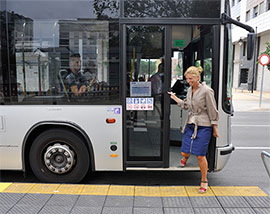 Finaliza la instalación de plataformas para mejorar la accesibilidad en paradas de bus