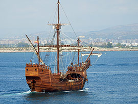 La réplica de la Nao Santa María llega al puerto de Castellón