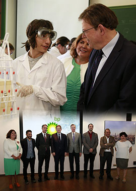 Ximo Puig visita las instalaciones implicadas en el ciclo formativo de Química Industrial