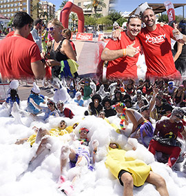 Celebración de la divertida carrera de obstáculos hinchables Crazy Cross