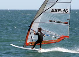 Pablo Ania, del CW Burriana, revalida su título como campeón de la Copa de España de Fórmula Windsurfing