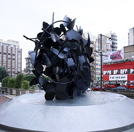 La escultura de Manolo Valdés, Mariposas, en la avenida Rey D. Jaime de Castellón