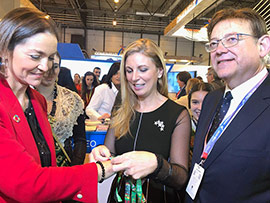 La pulsera oficial de la Magdalena luce con éxito en Fitur