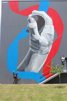 David Ruiz pinta el mural de la fachada del trinquet del Sindical de Castelló