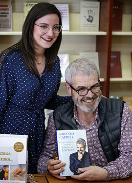 El diseñador de moda Lorenzo Caprile firmó ejemplares de sus libros en Argot