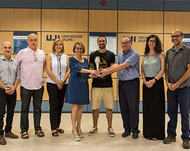 La rectora de la UJI recibe el trofeo del Sony World Photography Awards conseguido por el estudiante Sergi Villanueva