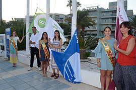 La bandera azul ya ondea en las playas y el puerto deportivo de Oropesa del Mar