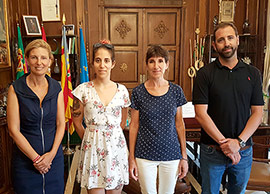 La subcampeona del mundo de wushu, Elena Villalonga, visita el Ayuntamiento de Castelló