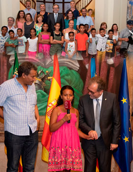 El presidente de la Diputación José Martí recibe a los 33 niños y niñas saharauis
