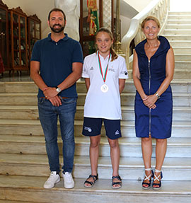 La campeona de Europa de pilota Carmen Jiménez visita el Ayuntamiento de Castelló