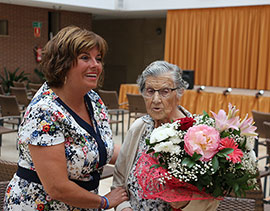 Mary Carmen Ribera visita a la centenaria Teresa Monserrat