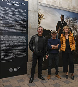 La exposición Pescadores de Juan Plasencia en la plaza Santa Clara de Castelló