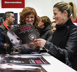 Presentación del calendario solidario de la asociación Por una Manada Feliz