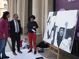 Angie Vera realiza una representación pictórica en directo del movimiento feminista
